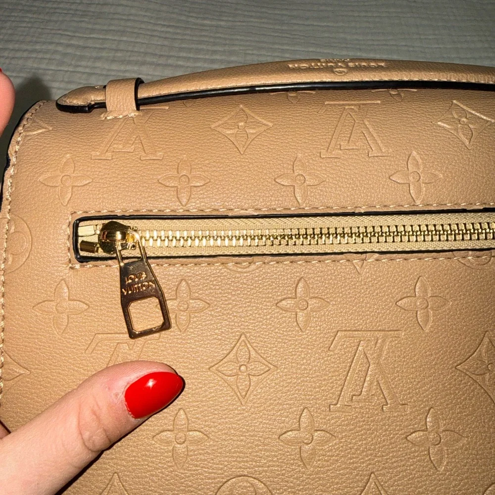 Louis Vuitton Tan and Cream Crossbody Bag - Picture 9 of 9